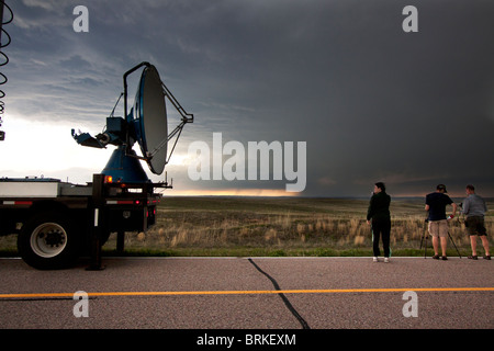 Un Doppler su ruote carrello esegue una scansione temporale supercellular nelle zone rurali del Wyoming, 21 maggio 2010. Foto Stock