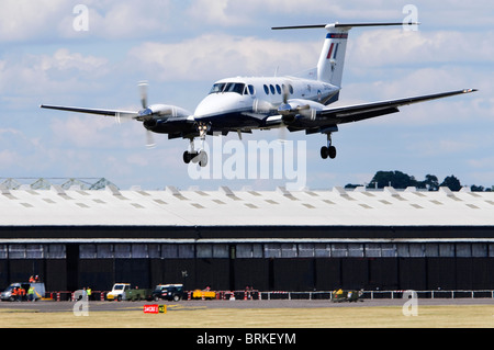 Beechcraft/Raytheon B200 King Air operati da RAF sulla rotta di avvicinamento per l'atterraggio a Airshow di Farnborough, Regno Unito. Foto Stock