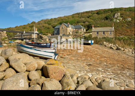 Barche da pesca sullo storico di uno scalo a Penberth Cove in Cornovaglia Foto Stock