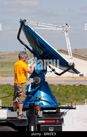 Storm Chaser e progetto Vortex 2 stati Herb Stein le riparazioni il Doppler su ruote piatto radar in Kimball, Nebraska, STATI UNITI D'AMERICA Foto Stock