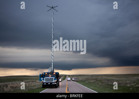 Un Doppler su ruote carrello esegue una scansione temporale supercellular nelle zone rurali del Wyoming, 21 maggio 2010. Foto Stock