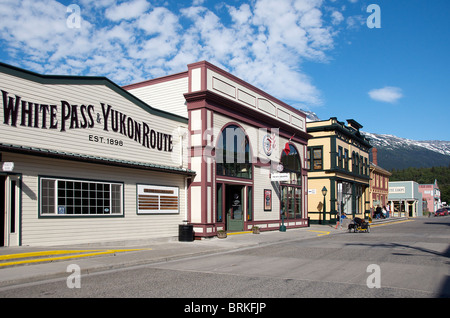 La seconda strada weatherboard edifici Skagway passaggio interno Alaska USA Foto Stock