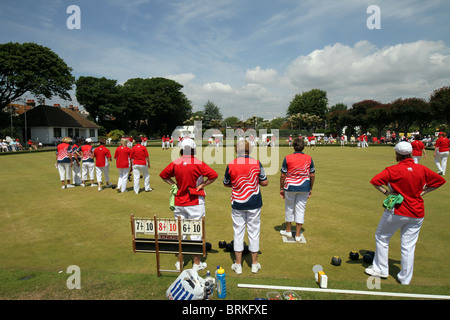 Una nazionale concorso di bocce in spiaggia HouseGardens in Worthing. Queste immagini mostra ladies bowling. Foto Stock