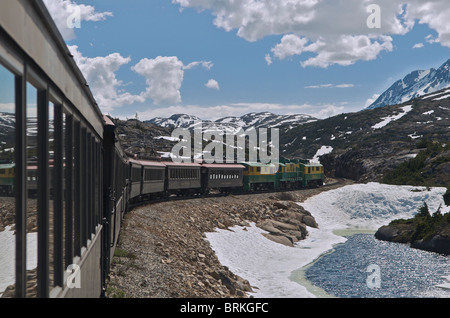 Stazione ferroviaria di Yukon andando su bianco passano nei pressi di Skagway Alaska USA Foto Stock