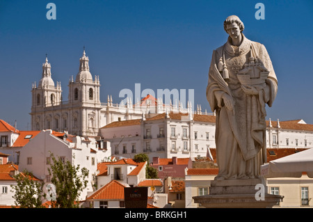 St Vincent statua e Sao Vicente de Fora chiesa Alfama Lisbona Portogallo Foto Stock