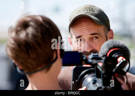 Reality Show star e IMAX Direttore Sean Casey è intervistato da un Discovery Channel camerawoman Foto Stock