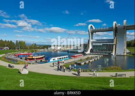 Vista del Falkirk Wheel bacino canal barche ormeggiate Foto Stock