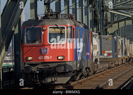 Ffs (Ferrovie Federali Svizzere) treno merci che attraversa il fiume Reno a Colonia, Germania. Foto Stock