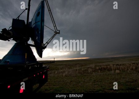 Un Doppler su ruote carrello esegue una scansione temporale supercellular nelle zone rurali del Wyoming, 21 maggio 2010. Foto Stock