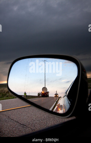 Shot attraverso uno specchietto retrovisore, un Doppler su ruote carrello esegue una scansione temporale supercellular nelle zone rurali del Wyoming Foto Stock