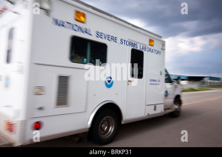 Il National forti tempeste laboratorio mobile da campo Unità di comando gare passato mentre sul perseguimento di una tempesta in Kansas, 23 maggio 2010. Foto Stock