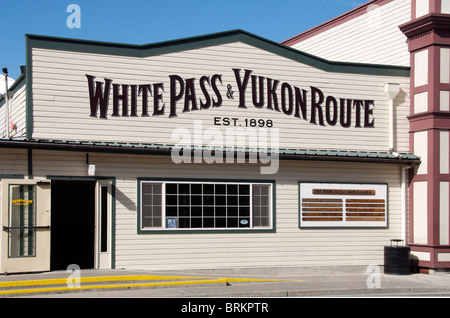 White Pass & Yukon biglietteria ferroviaria e la stazione seconda strada weatherboard edifici Skagway passaggio interno Alaska USA Foto Stock