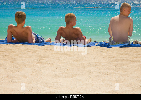 Tre i turisti sulla spiaggia di Amadores, Gran Canaria Foto Stock