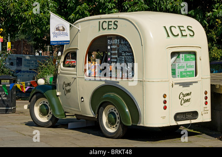 Vecchio gelato van vintage York North Yorkshire Inghilterra UK Regno Unito GB Gran Bretagna Foto Stock