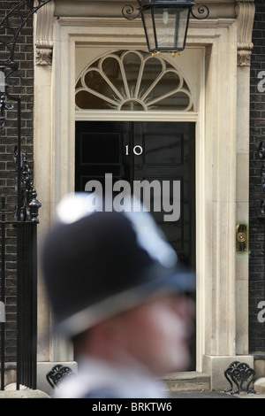 Un poliziotto metropolitano sta di guardia al di fuori dieci di Downing Street a Londra. Foto di James Boardman. Foto Stock