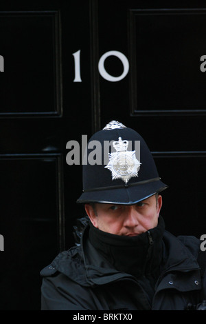 Un poliziotto metropolitano sta di guardia al di fuori dieci di Downing Street a Londra. Foto di James Boardman. Foto Stock