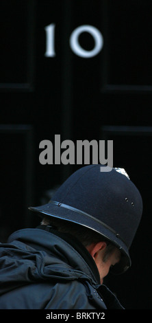 Un poliziotto metropolitano sta di guardia al di fuori dieci di Downing Street a Londra. Foto di James Boardman. Foto Stock