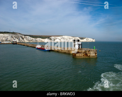 La parete del porto all'entrata del porto di Dover sul litorale di Kent Foto Stock