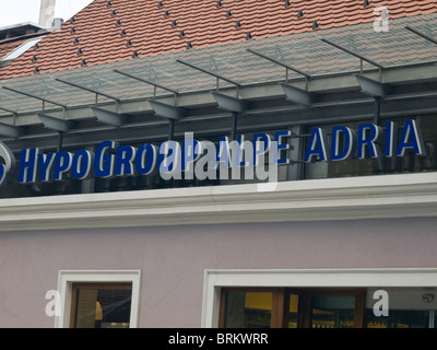 Hypo Alpe Adria Bank logo su city building - uso editoriale Foto Stock