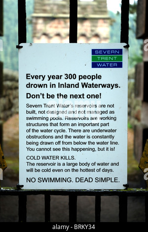 Segnale di avvertimento sulle porte del serbatoio diga Derwent valley derbyshire England Regno Unito Foto Stock