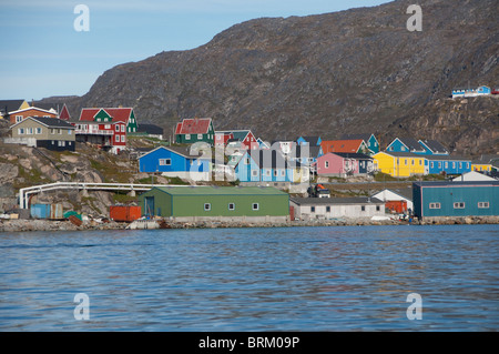 La Groenlandia, Qaqortoq. Groenlandia meridionale la più grande città con quasi 3 mila abitanti. Vista costiera della zona portuale. Foto Stock