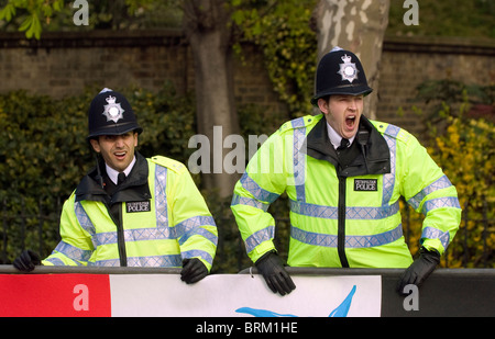 Due poliziotti di mantenere una presenza della polizia alla maratona di Londra un evento annuale in giallo ad alta visibilità giacche fluorescenti Foto Stock