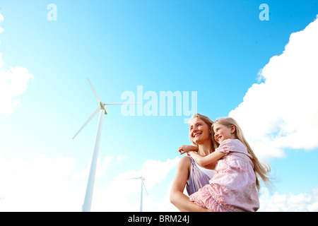 Madre e figlia a turbina eolica Foto Stock
