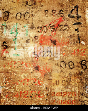 Stile grunge sfondo di numeri casuali su una superficie di cemento Foto Stock