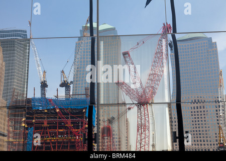 Gru sul sito del World Trade Center si riflette nel Millenium Hilton Hotel, Ground Zero, NY Foto Stock