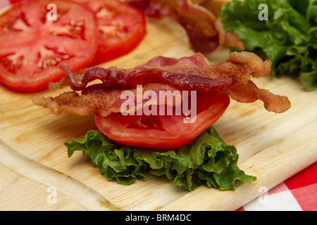 Blt ingredienti closeup su un tagliere Foto Stock