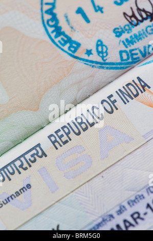 Visto indiano in un passaporto britannico con timbro di immigrazione Foto Stock
