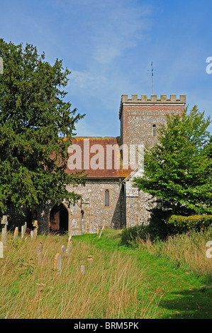 Tutti SaintsTwelfth e il tredicesimo secolo chiesa flint est Dean, West Sussex. Foto Stock