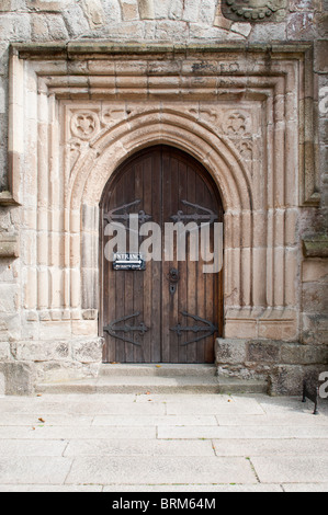 La città mercato di St Austell, Cornwall, mostrando l'ingresso alla chiesa della Santa Trinità Foto Stock