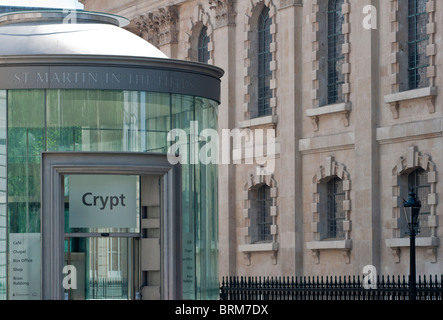 L'ingresso alla cripta di San Martino-in-the-Fields Church, Trafalgar Square, Londra. Regno Unito. Foto Stock