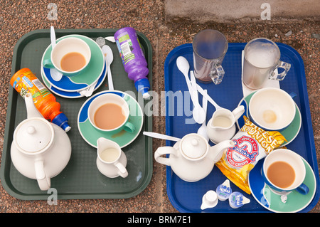 Vaschette di cibo e bevande a sinistra un cafe che è stata consumata nel Regno Unito Foto Stock