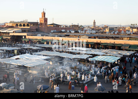 Marrakech: vista in elevazione su di una trafficata Djemaa el Fna Foto Stock