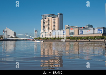 Il Lowry Outlet Mall,Vue Cinema,appartamenti e l'Imperial War Museum North a Salford Quays. Foto Stock