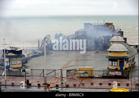 Hastings Pier smolders dopo un incendio doloso nelle prime ore di questa mattina lo lascia quasi completamente distrutta Foto Stock