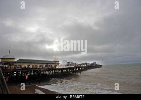 Hastings Pier smolders dopo un incendio doloso nelle prime ore di questa mattina lo lascia quasi completamente distrutta Foto Stock