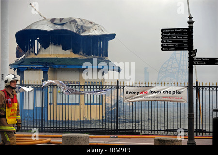 Hastings Pier smolders dopo un incendio doloso nelle prime ore di questa mattina lo lascia quasi completamente distrutta Foto Stock