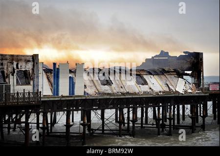 Hastings Pier smolders dopo un incendio doloso nelle prime ore di questa mattina lo lascia quasi completamente distrutta Foto Stock