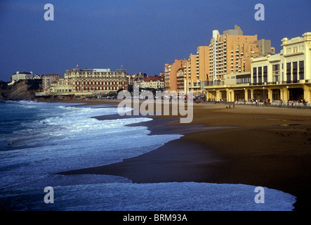 La Grande Plage beach con il casinò sulla destra del Paese basco francese città di Biarritz Francia Europa Foto Stock