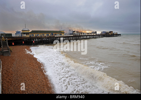 Hastings Pier smolders dopo un incendio doloso nelle prime ore di questa mattina lo lascia quasi completamente distrutta Foto Stock