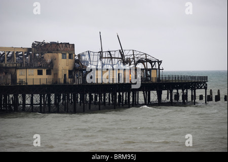 Hastings Pier smolders dopo un incendio doloso nelle prime ore di questa mattina lo lascia quasi completamente distrutta Foto Stock