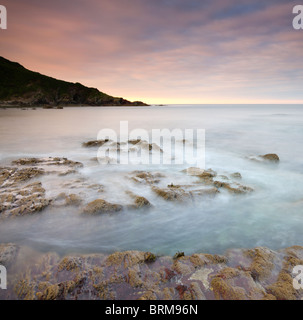 Estate alba Talland Bay, Sud della Cornovaglia, Inghilterra. Per il periodo estivo (Giugno 2010). Foto Stock