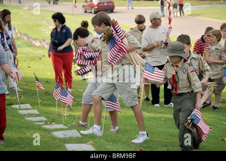 Boy Scout immissione bandierine americane sulle tombe, Memorial Day, Chattanooga Cimitero Nazionale Foto Stock