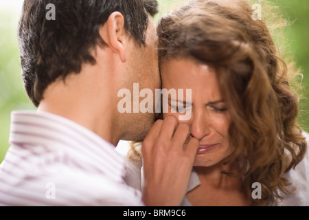 L'uomo consolante di una donna Foto Stock