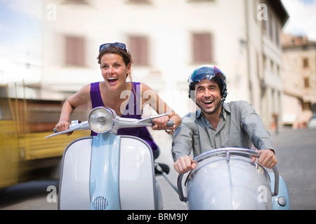 Giovane alla guida di una vespa Foto Stock