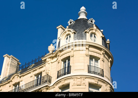 Elegante edificio di Parigi e cielo blu Foto Stock