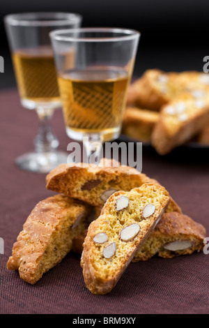 I cantucci italiano e due bicchieri di vino Foto Stock